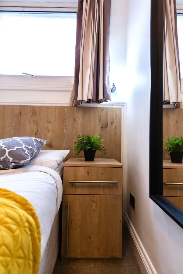 Oyo Tamtam Acton Hotel London Bagian luar foto