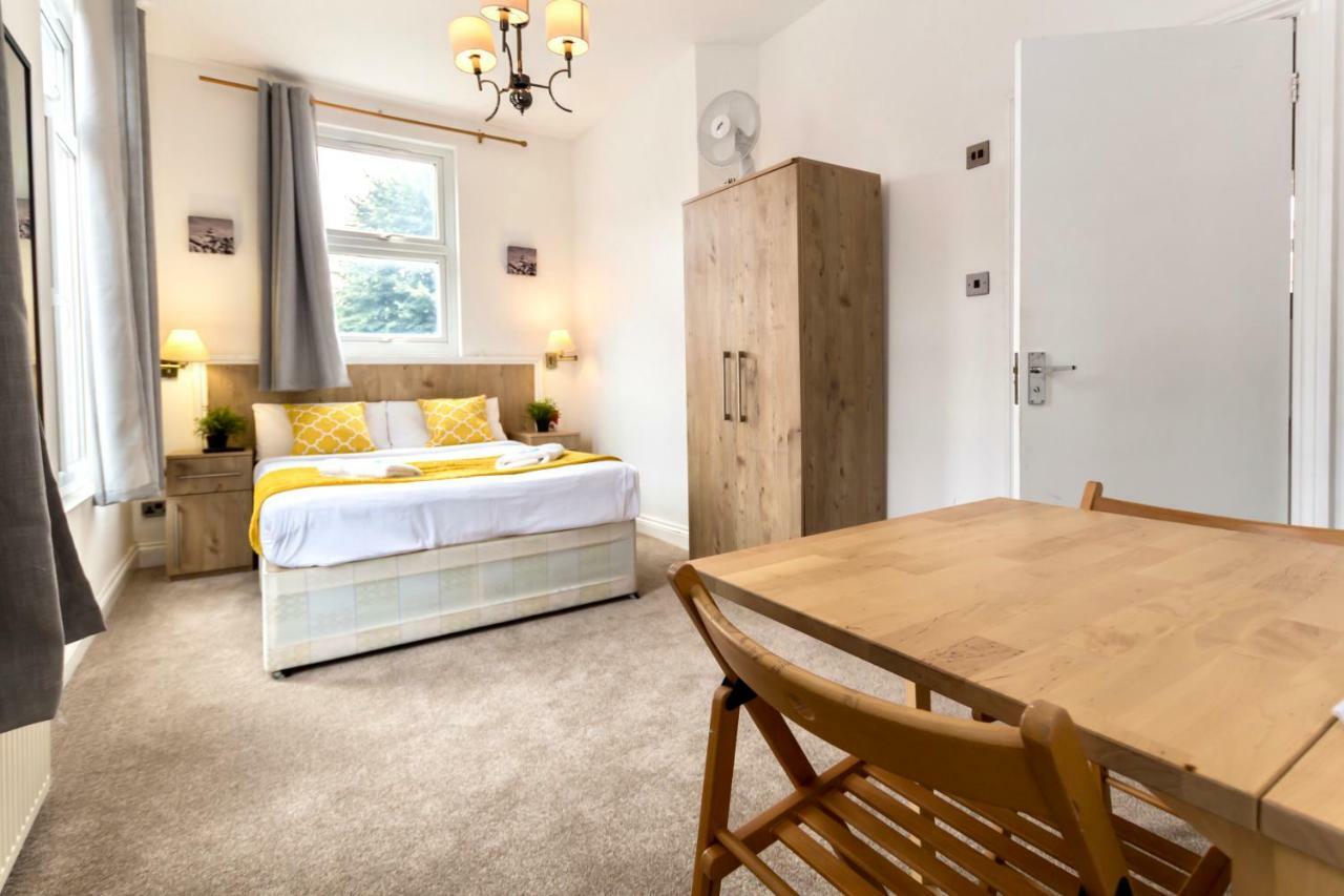 Oyo Tamtam Acton Hotel London Bagian luar foto