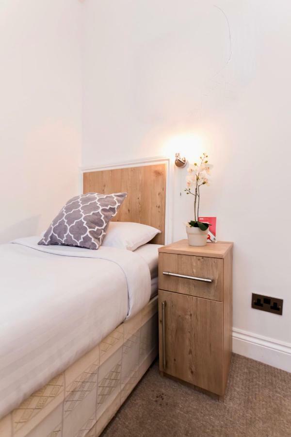 Oyo Tamtam Acton Hotel London Bagian luar foto