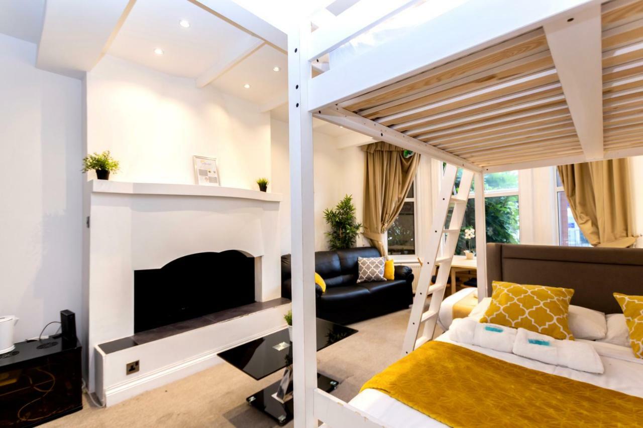 Oyo Tamtam Acton Hotel London Bagian luar foto