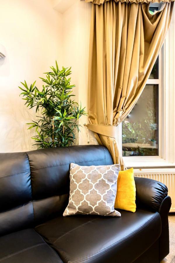 Oyo Tamtam Acton Hotel London Bagian luar foto