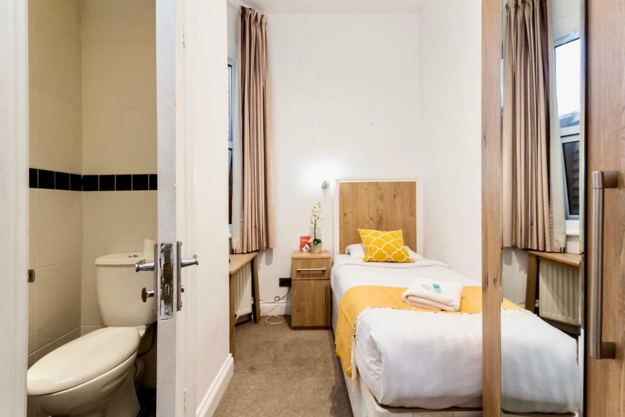 Oyo Tamtam Acton Hotel London Bagian luar foto