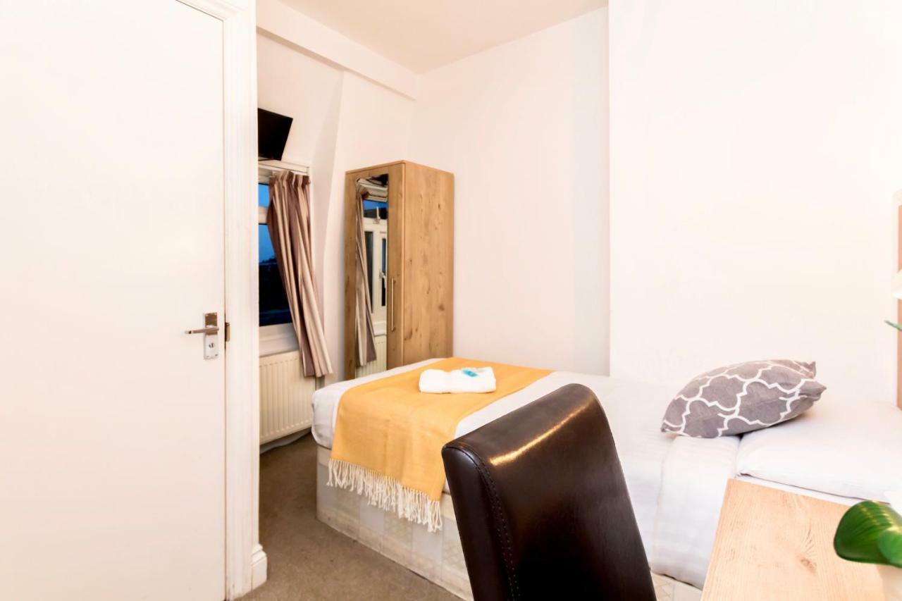Oyo Tamtam Acton Hotel London Bagian luar foto