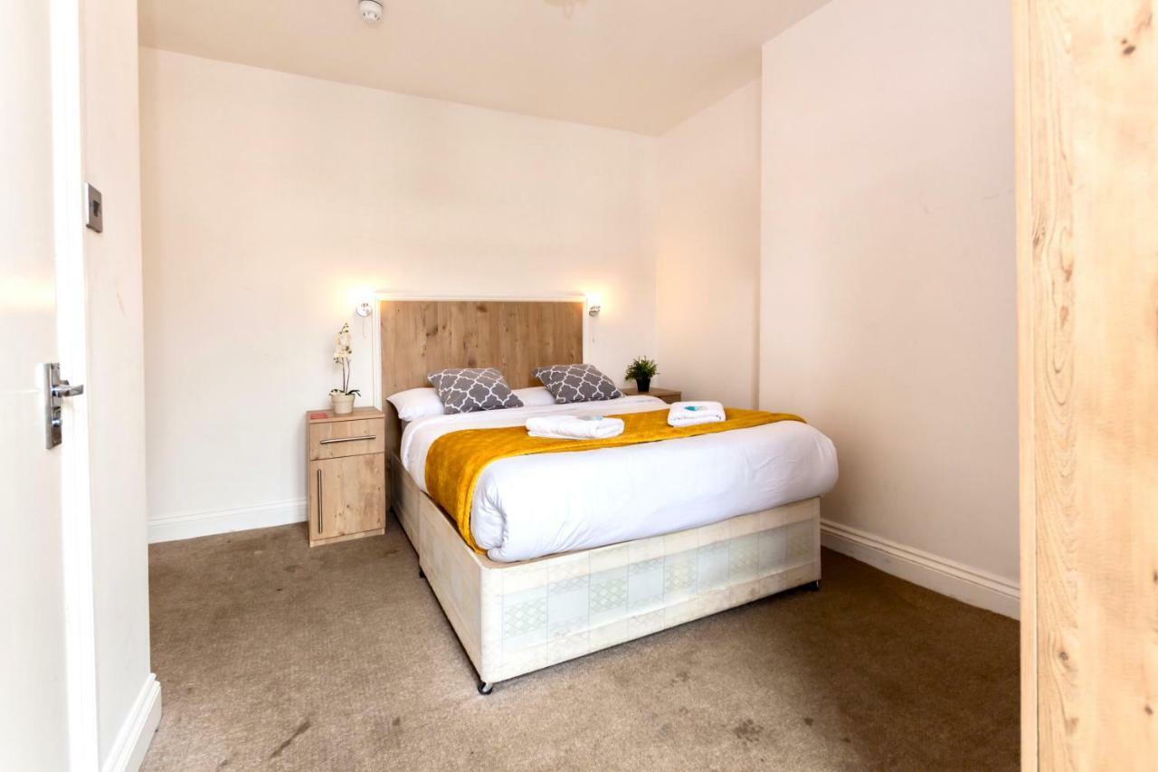 Oyo Tamtam Acton Hotel London Bagian luar foto