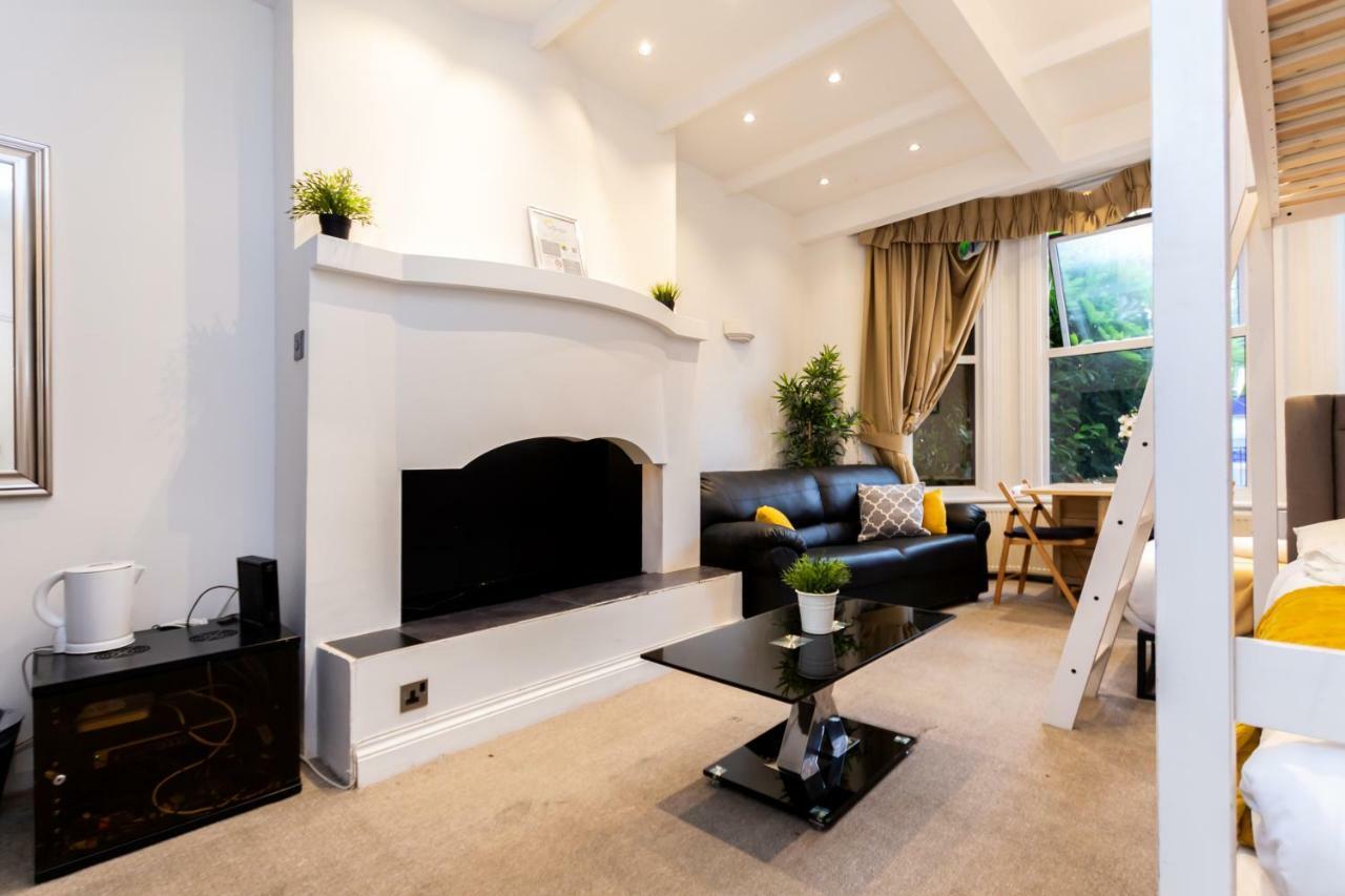 Oyo Tamtam Acton Hotel London Bagian luar foto