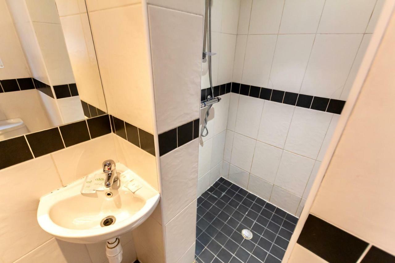 Oyo Tamtam Acton Hotel London Bagian luar foto